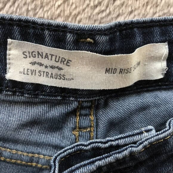 Levi's Women's Signature Jeans Size 2M Mid Rise Slim Straight Classic Blue Denim - Picture 9 of 16